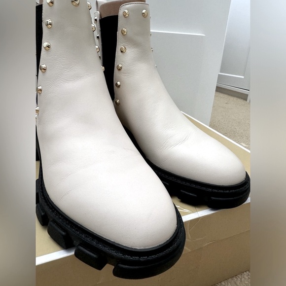 NEW💥Michael Michael Kors Women Ridley Gore Studded Chelsea Boots Sz 8M Lt Cream - Picture 10 of 13